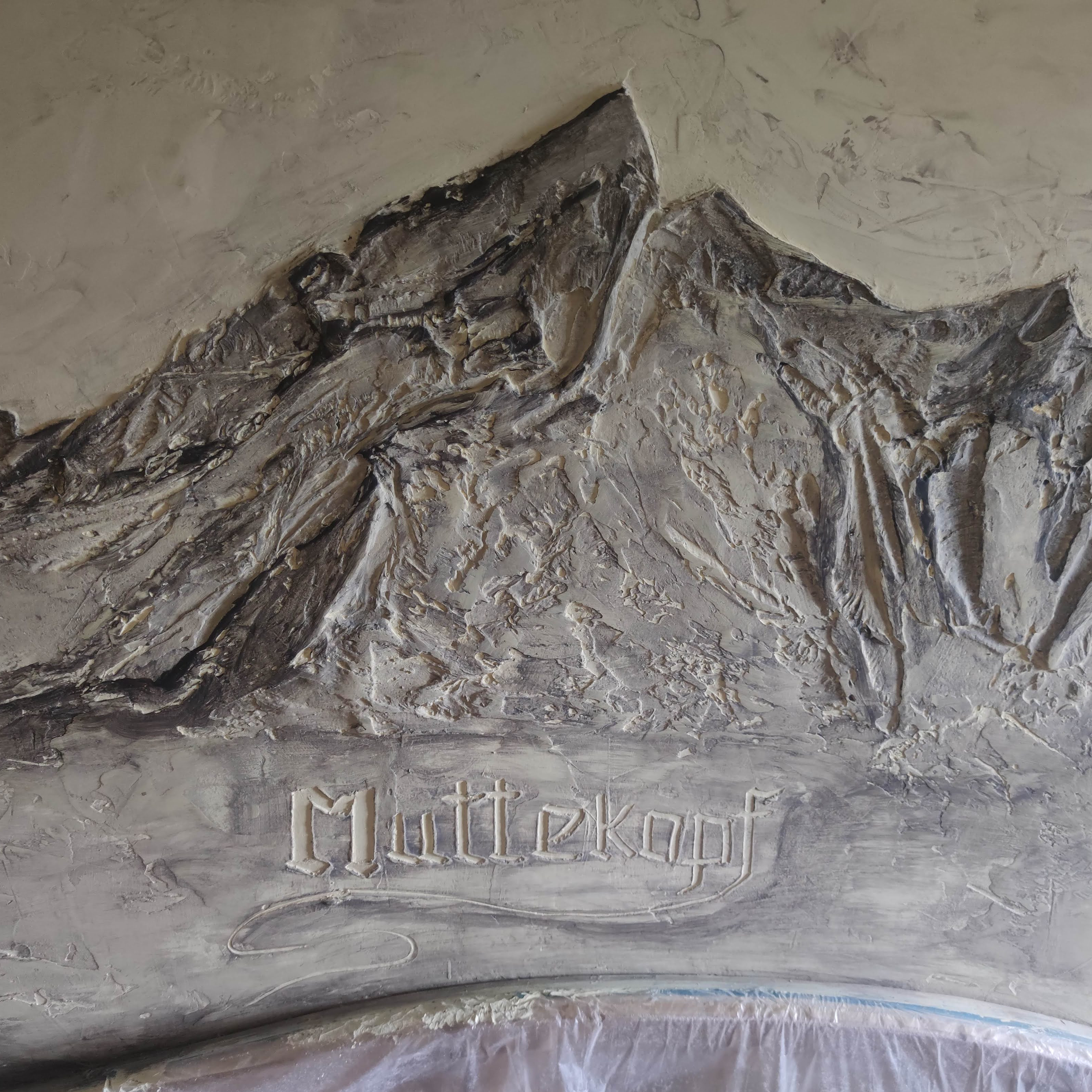 Bergrelief im Hotelzimmer