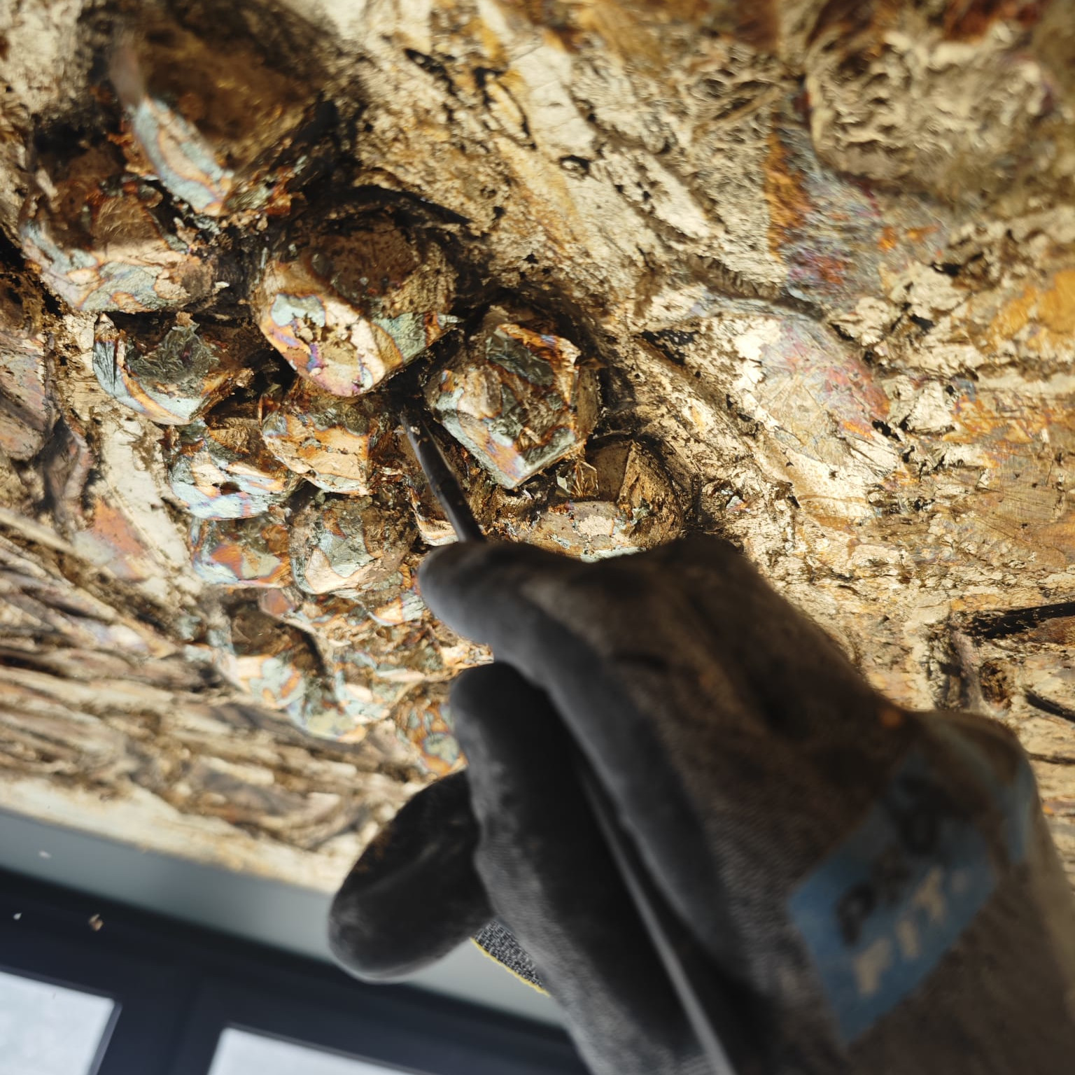 Goldene Akzente im Weinkeller